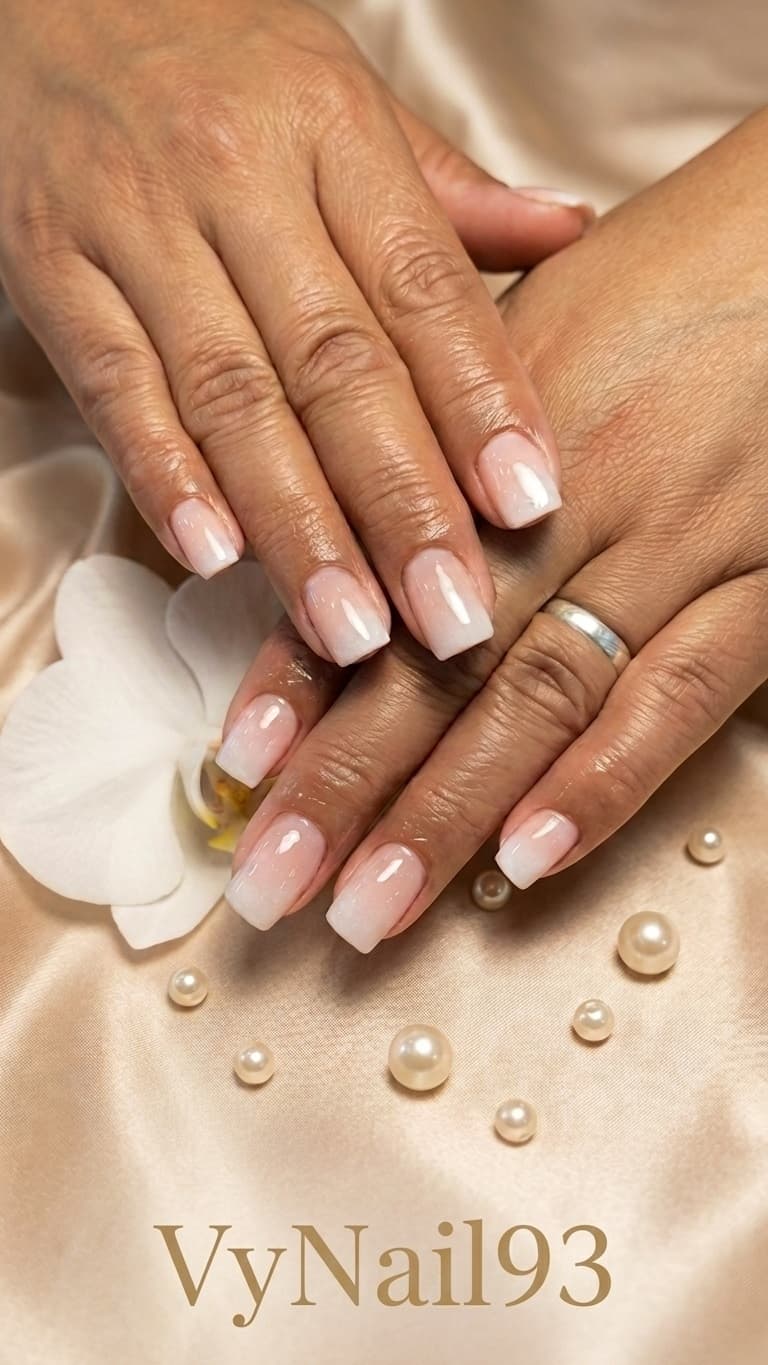 Manucure française babyboomer rose et blanc avec orchidée et perles, réalisée à Noisy-le-Grand par VyNails93